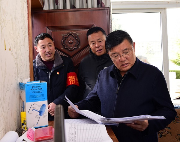 马升昌在市职业技术学校八一中学和第一小学调研